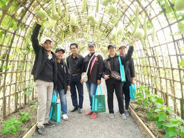 ศึกษาดูงานโครงการพระราชดำริเศรษฐกิจพอเพียง เพื่อเสริมสร้างความรู้ความเข้าใจด้านการเกษตร การปรับปรุงพื้นที่ว่างเปล่า ภายในบ้านเป็นพื้นที่ทางการเกษตร หรือเป็นที่ปลูกพืชเพื่อนำไม้หรือผลผลิตมาแปรรูป ณ ค่ายเอกาทศรถ อำเภอเมือง จังหวัดพิษณุโลก