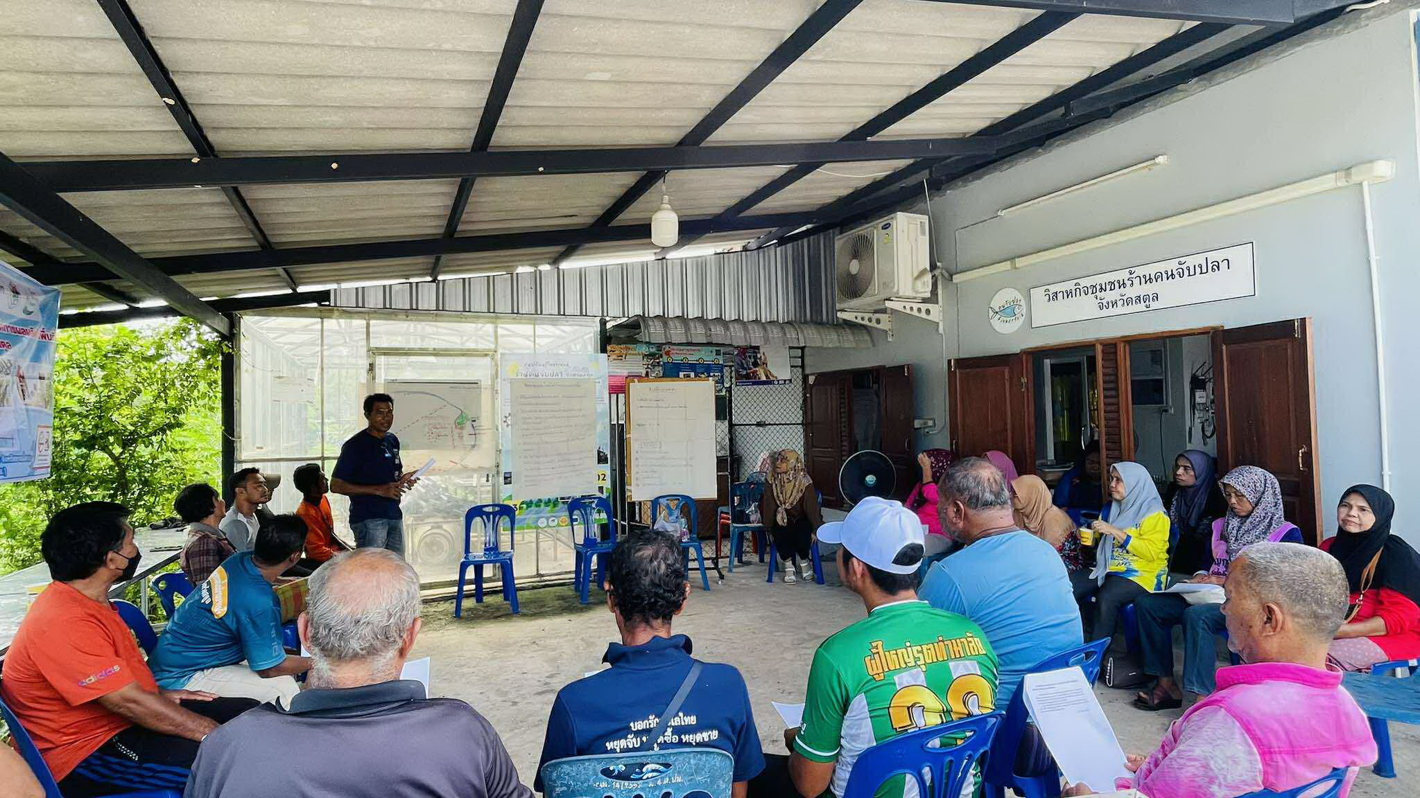 ร่วมแลกเปลี่ยนการทำงาน แลกเปลี่ยนข้อมูลและให้คำแนะนำแก่ตัวแทนชุมชน เรื่อง การใช้ทรัพยากรร่วมกัน ในเขตอนุรักษ์บันเบ๋อ ที่มีพื้นที่ 10,600 กว่าไร