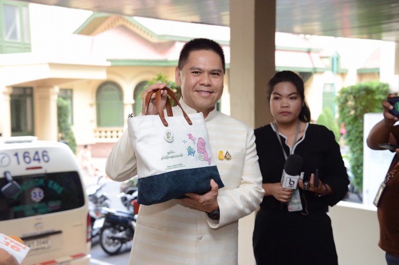 รมว.ทส. นำชุดถุงผ้าและกระบอกน้ำมอบให้คณะรัฐมนตรีและคู่สมรส เชิญชวนลดใช้พลาสติกใช้ครั้งเดียวทิ้ง