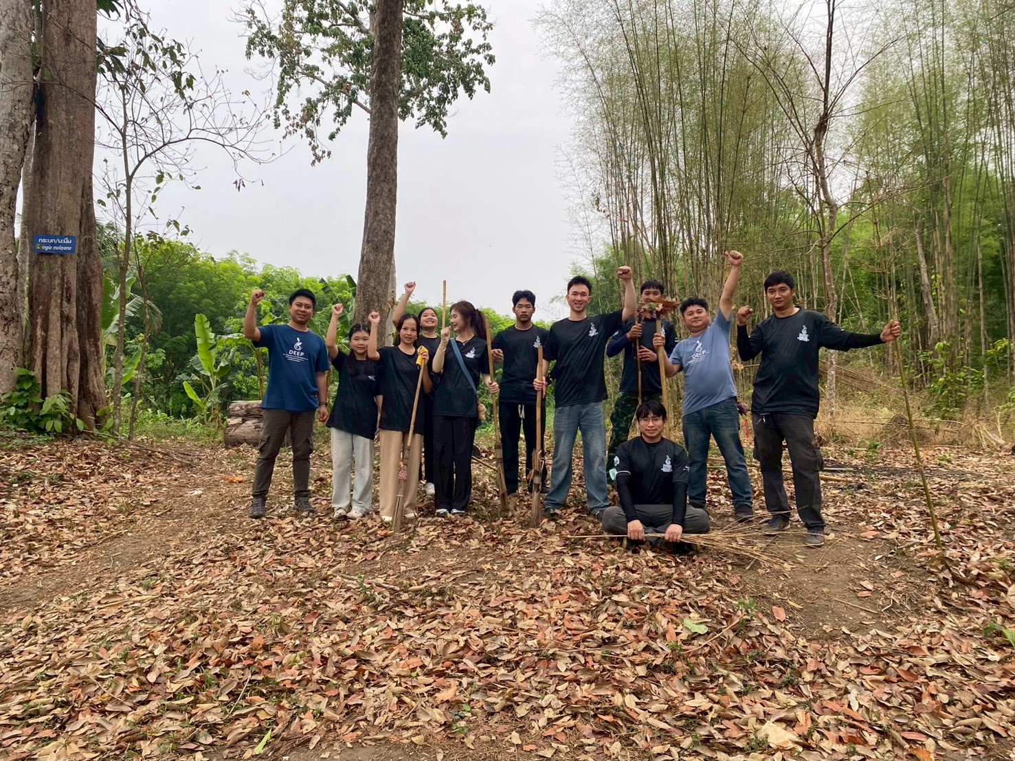 สมาคมฯ (DEEP) ส่งเสริมกิจกรรมสร้างสรรค์สำหรับเด็กและเยาวชนในชุมชน เพื่อปลูกฝังจิตสำนึกด้านสิ่งแวดล้อมและการอนุรักษ์ทรัพยากรธรรมชาติ โดยมีกิจกรรมสำคัญ ได้แก่ การทำแนวกันไฟในพื้นที่ป่าชุมชน ซึ่งช่วยลดความเสี่ยงการเกิดไฟป่า ลดการลุกลามของไฟเข้าสู่พื้นที่ป่าและชุมชน ลดปัญหาหมอกควันและฝุ่น PM2.5 รวมถึงช่วยลดการปล่อยก๊าซเรือนกระจกที่ส่งผลต่อการเปลี่ยนแปลงสภาพภูมิอากาศ
นอกจากนี้ กิจกรรมดังกล่าวยังช่วยสร้างการมีส่วนร่วมของเยาวชนและชุมชนในการดูแลทรัพยากรธรรมชาติ เกิดการเรียนรู้จากการลงมือปฏิบัติจริง และสร้างเครือข่ายเยาวชนจิตอาสาด้านสิ่งแวดล้อมที่เข้มแข็งในชุมชน